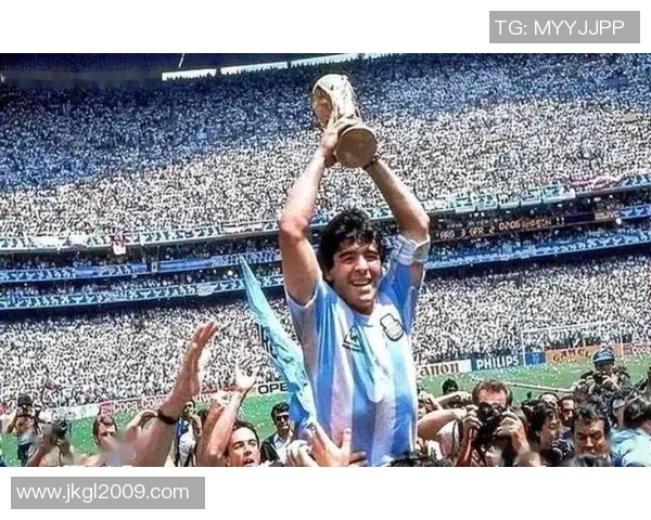 九十年代足球传奇球星回顾及经典赛季表现分析