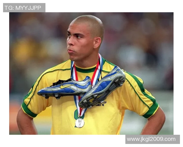 从绿茵传奇到精神偶像足球球星背后的奋斗与荣耀解读