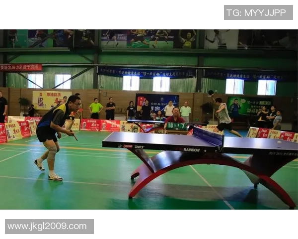 大黄蜂足球球星高清风采展现 赛场英姿与个人魅力并重