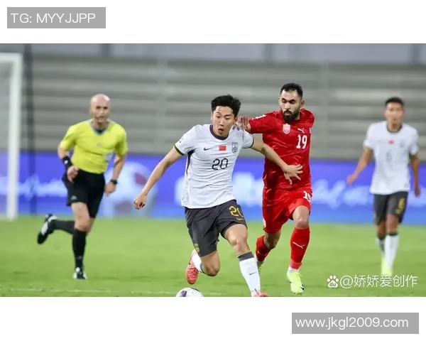 室内足球挑战赛：足球球星竞技场内展现极限技术与智慧对决