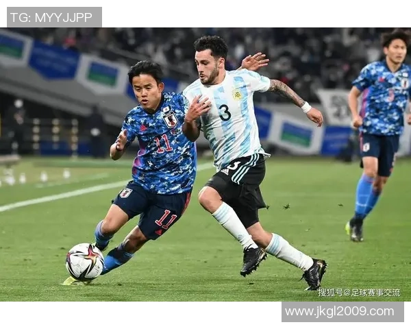 日本足球球星兼时尚模特的双重身份解析与跨界魅力展示