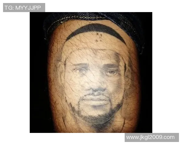 满腿纹身的足球球星独特魅力揭示他背后的故事与个人风采