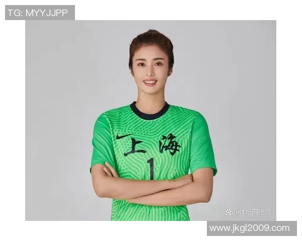 穿白衣的足球球星在赛场上英姿飒爽展现无与伦比的技术与风采