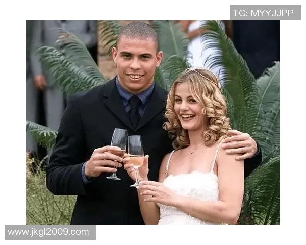 足球巨星与心爱伴侣共谱爱情篇章 见证甜蜜时刻与真挚情感