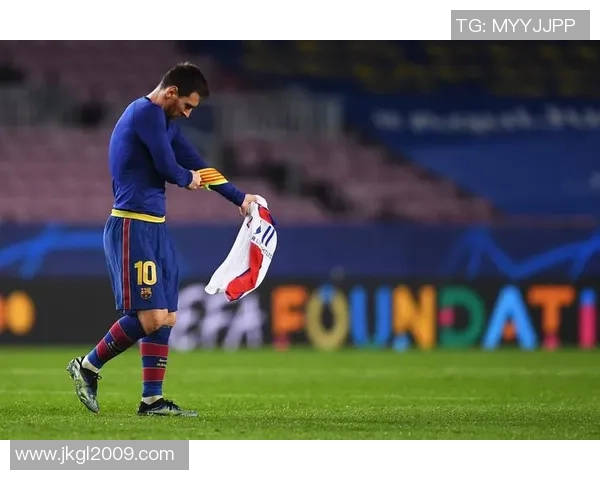 足球明星赛场遭遇重伤痛苦倒地 未来能否重返赛场成疑